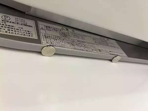 100均マグネットを換気扇下に貼るだけ！　コンロ掃除がラクになる方法に「早く知りたかった！」