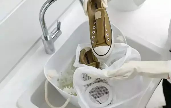 汚れた靴と洗顔用タオル、一緒に洗って大丈夫？　洗濯研究家の「気になる答え」は…