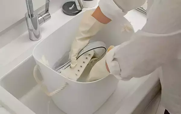 汚れた靴と洗顔用タオル、一緒に洗って大丈夫？　洗濯研究家の「気になる答え」は…