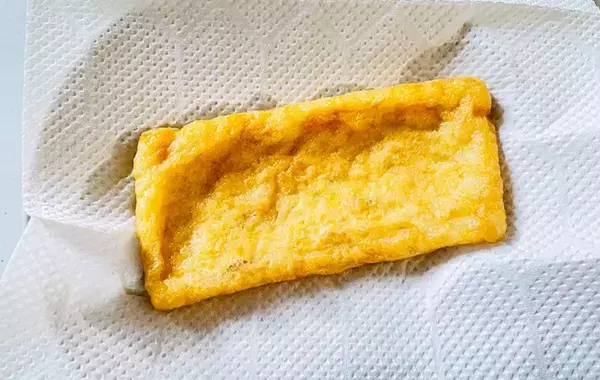 2つに切った油揚げにアルミを入れて？　作業15分で作った一品とは