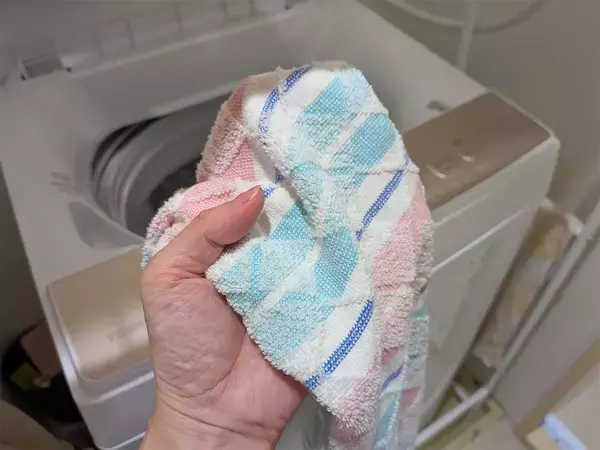 洗顔で使うタオルとトイレ用スリッパ、一緒に洗濯機に入れていい？　洗濯のプロが回答