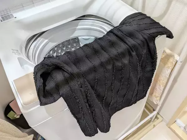 黒Tシャツ、夏は外干し？部屋干し？　洗濯のプロが教える「色あせを防ぐ干し方」は…