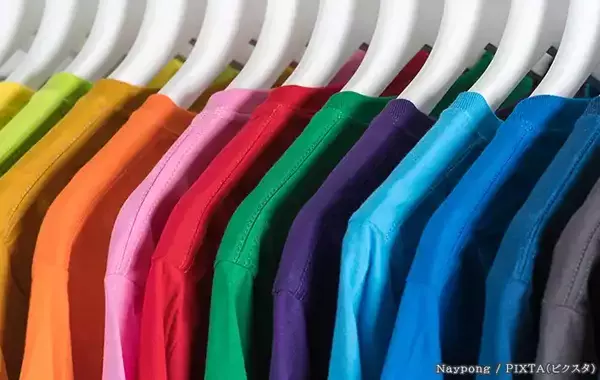 黒Tシャツ、夏は外干し？部屋干し？　洗濯のプロが教える「色あせを防ぐ干し方」は…