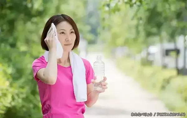 黒Tシャツ、夏は外干し？部屋干し？　洗濯のプロが教える「色あせを防ぐ干し方」は…