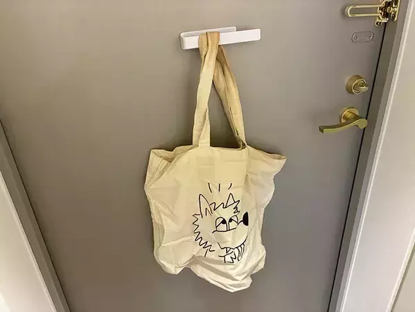 ボディタオルハンガーに、タオルはかけません！　100均アイテムの玄関活用法が、便利すぎた