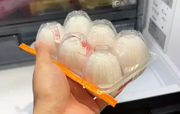 卵を『ザル』に割り入れて？　目玉焼きの裏ワザに「驚いた」「試す価値ある」