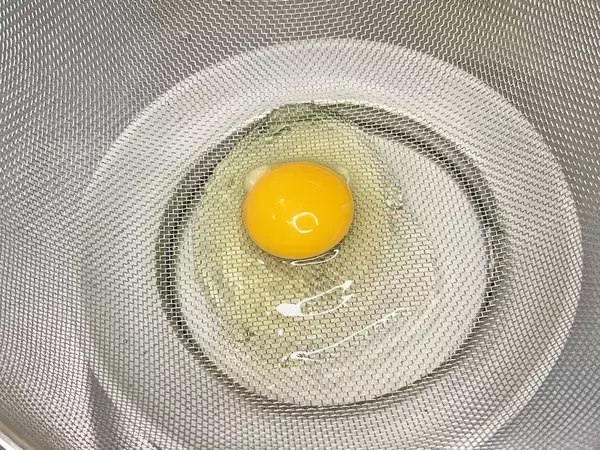 卵を『ザル』に割り入れて？　目玉焼きの裏ワザに「驚いた」「試す価値ある」