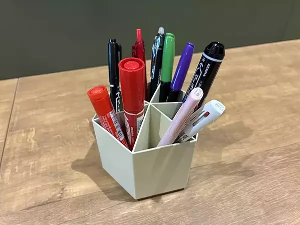 110円で買った『回転式ペンスタンド』　ペン以外の収納術も「優秀すぎる」