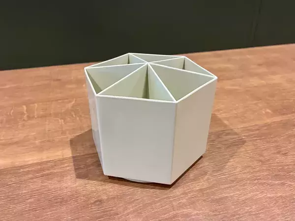 110円で買った『回転式ペンスタンド』　ペン以外の収納術も「優秀すぎる」