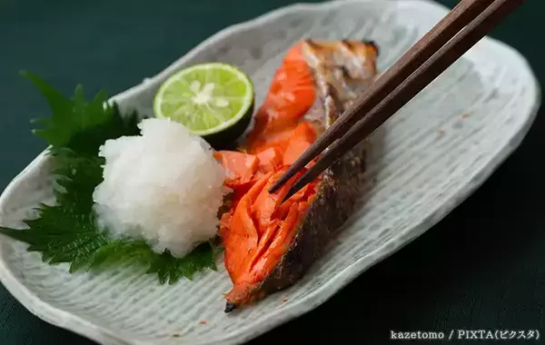 スーパーで買った『塩鮭』、フライパンで焼くの待った！　水産のプロ“オススメ”の調理法は