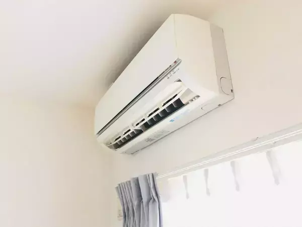 「エアコンをつけたまま窓を5分開けて」　換気の正解に「もっと早く知りたかった」【使い方の工夫4選】