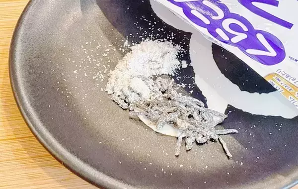 塩昆布の袋の底に『粉』が溜まってない？　意外な活用法に「おいしそう！」「今まで捨ててた！」