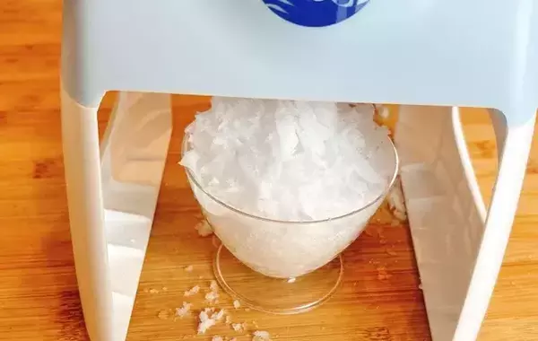 家のかき氷、凍らせる前の『大さじ6杯』で変わった！ガリガリ氷が「お店のフワフワ」になる裏技