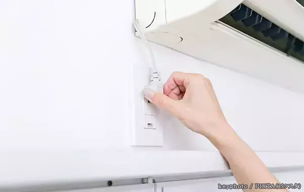 年中挿しっぱなしにしてない？　エアコンのコンセント、夏に確認したいポイントは