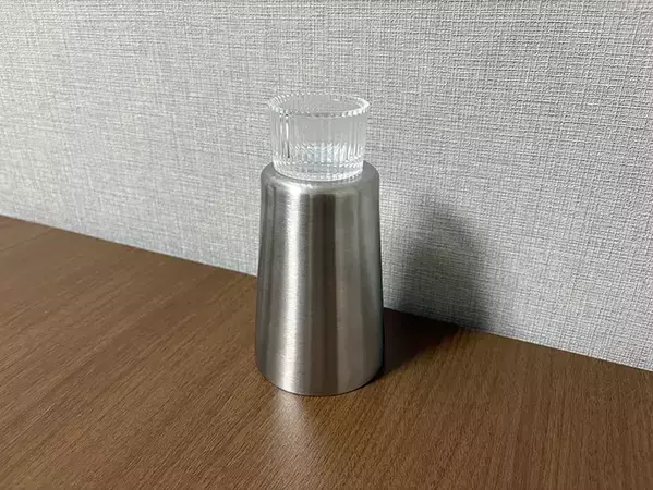100均で買ったタンブラーの上にお茶碗を重ねると？　たった『10秒』でできる簡単DIYが、こちら