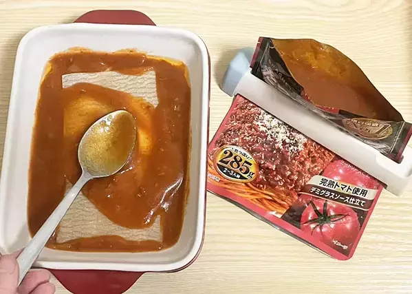 レトルトパウチの底をすくうとスプーンがベタベタ…　悩みを解決した110円のアイテムに「求めていたやつ」