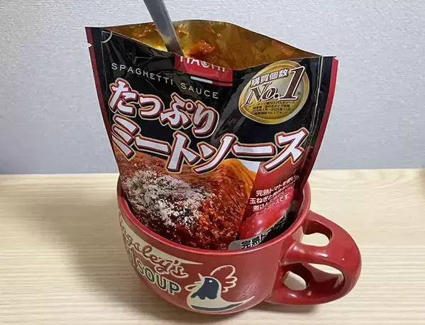 レトルトパウチの底をすくうとスプーンがベタベタ…　悩みを解決した110円のアイテムに「求めていたやつ」