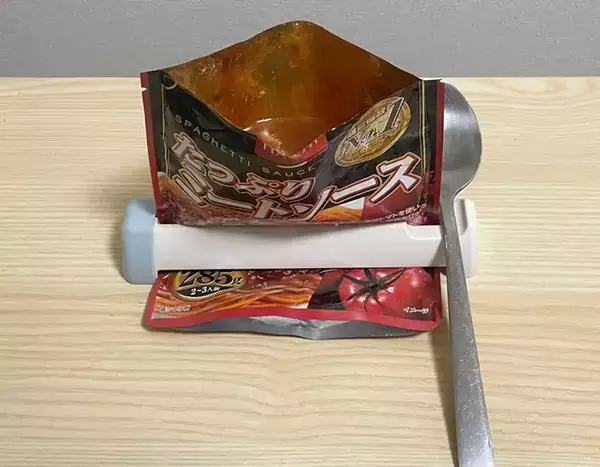 レトルトパウチの底をすくうとスプーンがベタベタ…　悩みを解決した110円のアイテムに「求めていたやつ」