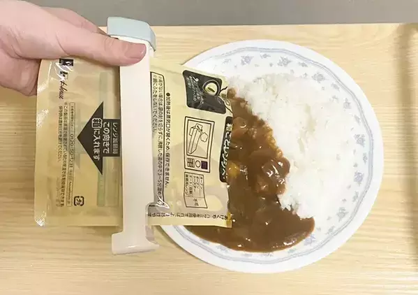 レトルトパウチの底をすくうとスプーンがベタベタ…　悩みを解決した110円のアイテムに「求めていたやつ」
