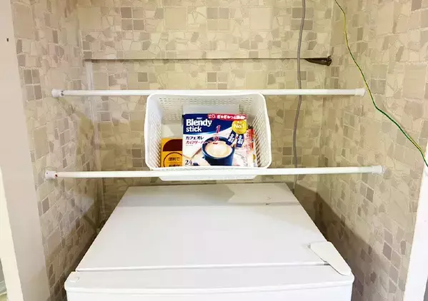 冷蔵庫の上の空間を『つっぱり棒』でフル活用！　簡単に収納スペースを作るアイディアが便利
