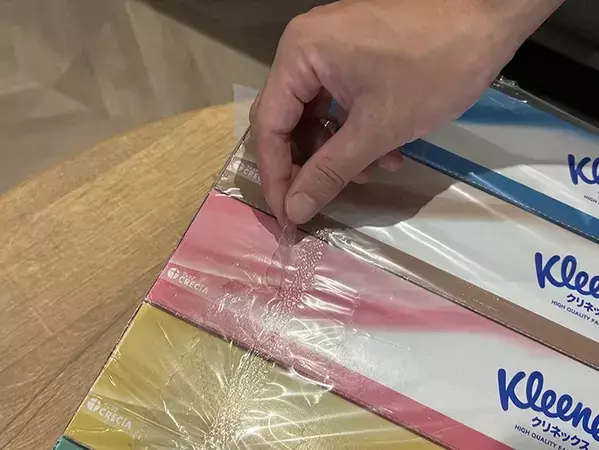 「10秒で簡単に開けられた！」　箱ティッシュ包装の裏ワザが「気持ちいい」