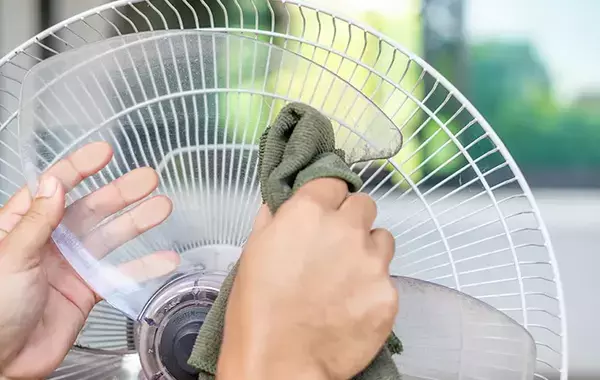 掃除は必ず『乾いた布』で！　しまっていた扇風機に埃がついていたら？