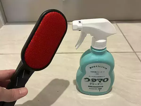 100均の洋服ブラシ、玄関掃除でも使えます　意外な活用法で「簡単にピカピカになった！」