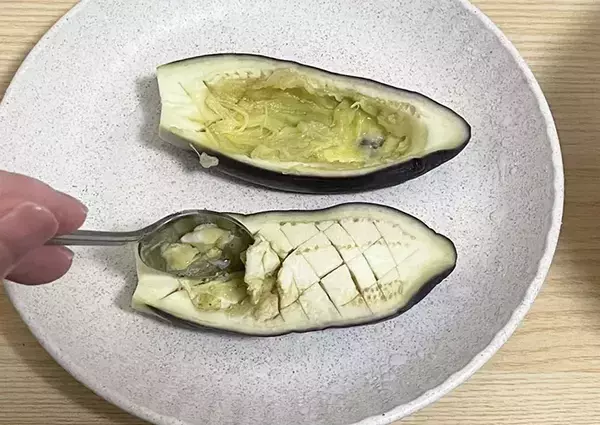 ナスを丸ごと1本使って！　トースターで5分焼いて作るレシピに「グラタンみたい」「子供から大人まで好きな味」