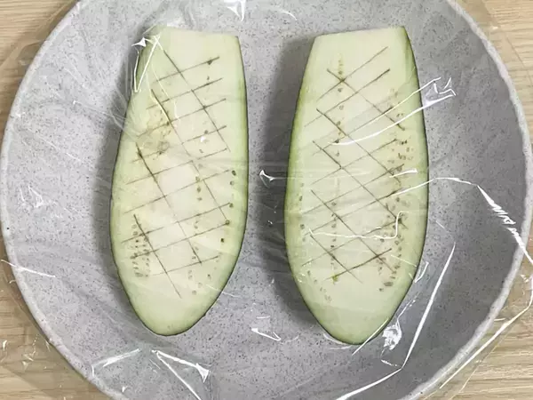 ナスを丸ごと1本使って！　トースターで5分焼いて作るレシピに「グラタンみたい」「子供から大人まで好きな味」