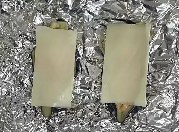 ナスを丸ごと1本使って！　トースターで5分焼いて作るレシピに「グラタンみたい」「子供から大人まで好きな味」