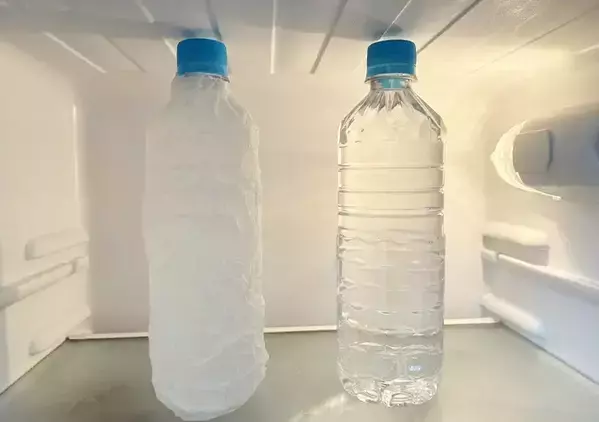 『濡れたキッチンペーパー』をペットボトルに巻くと…　2時間半後の結果に「夏に助かる！」