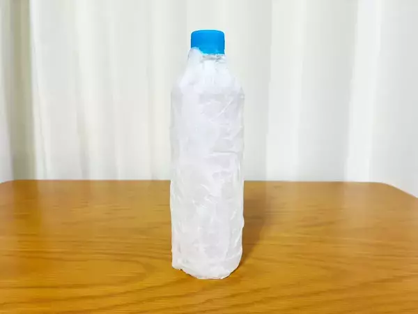 『濡れたキッチンペーパー』をペットボトルに巻くと…　2時間半後の結果に「夏に助かる！」