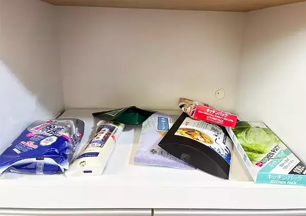 つっぱり棒を『棚の下側』に設置したら物がスッキリ　省スペース収納が叶うテクに感動