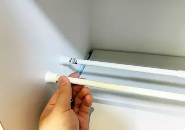 つっぱり棒を『棚の下側』に設置したら物がスッキリ　省スペース収納が叶うテクに感動