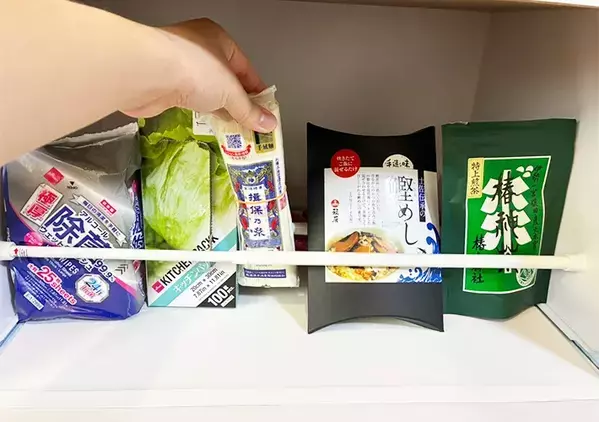 つっぱり棒を『棚の下側』に設置したら物がスッキリ　省スペース収納が叶うテクに感動