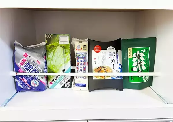 つっぱり棒を『棚の下側』に設置したら物がスッキリ　省スペース収納が叶うテクに感動