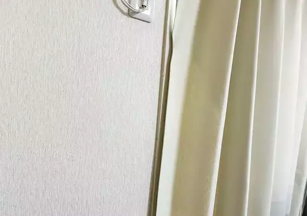 『磁石』を窓縁に貼ると部屋が快適に　西日を侵入させないコツに「温度が1.4度も下がった」