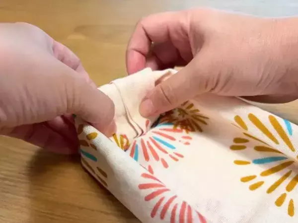 好きな柄の『手ぬぐい』を折るだけで？　棚に馴染む小物入れに変わった