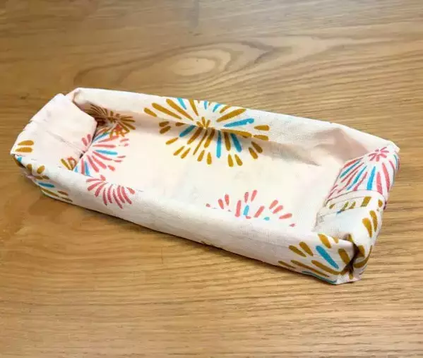 好きな柄の『手ぬぐい』を折るだけで？　棚に馴染む小物入れに変わった