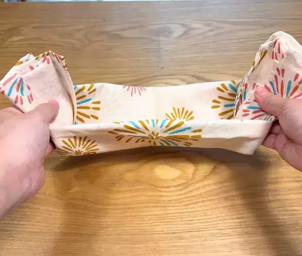 好きな柄の『手ぬぐい』を折るだけで？　棚に馴染む小物入れに変わった