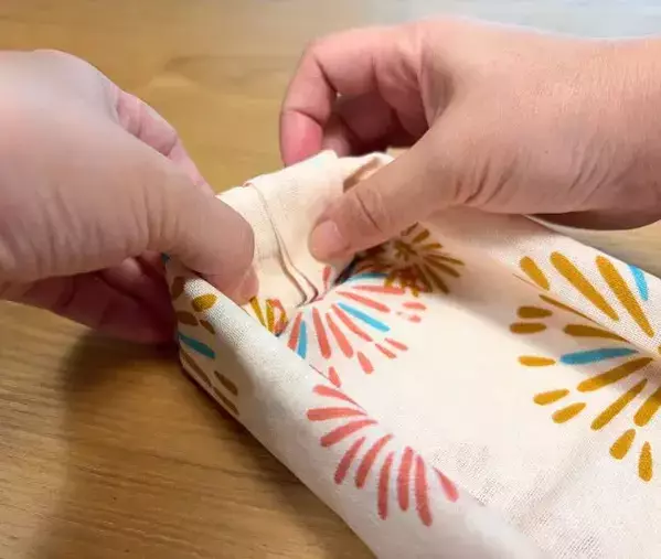 好きな柄の『手ぬぐい』を折るだけで？　棚に馴染む小物入れに変わった