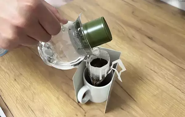 ブックエンド2個使うだけ！　誰でもできるコーヒーのおいしい淹れ方に「この手があったか」