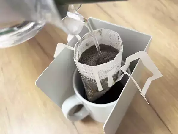 ブックエンド2個使うだけ！　誰でもできるコーヒーのおいしい淹れ方に「この手があったか」