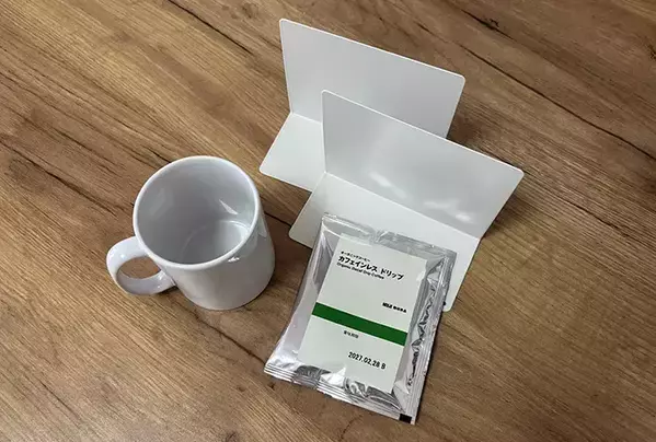 ブックエンド2個使うだけ！　誰でもできるコーヒーのおいしい淹れ方に「この手があったか」