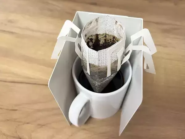 ブックエンド2個使うだけ！　誰でもできるコーヒーのおいしい淹れ方に「この手があったか」