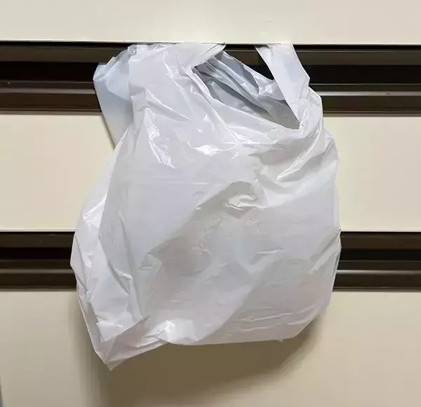 フックは『逆さま』にして使うと便利！　ゴミ袋と組み合わせた活用法【2選】