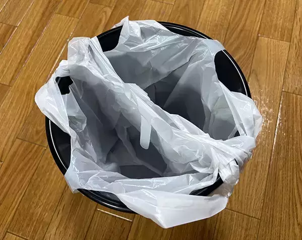 フックは『逆さま』にして使うと便利！　ゴミ袋と組み合わせた活用法【2選】
