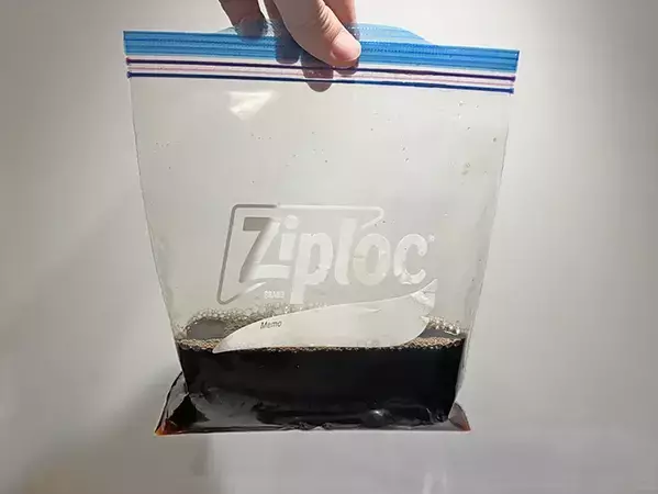 コーヒーをジッパー袋に投入　3時間冷やすだけの『氷』が、夏に最高！