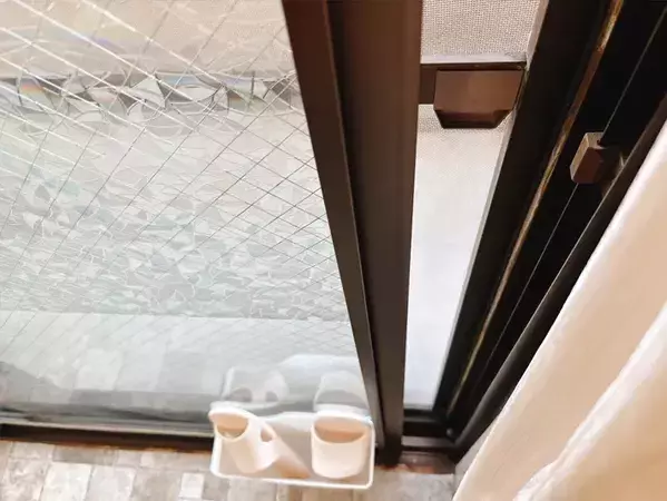 窓を開けたい夏　『侵入者』を“スマホリング”1個で防ぐ方法とは【防犯対策】
