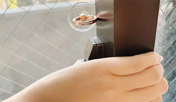 窓を開けたい夏　『侵入者』を“スマホリング”1個で防ぐ方法とは【防犯対策】